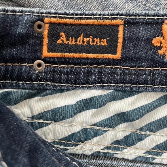 Rock Revival Mid Rise Curvy Capri Jean Audrina Wash Embroidery Rhinestones Sz 28 - Picture 13 of 16